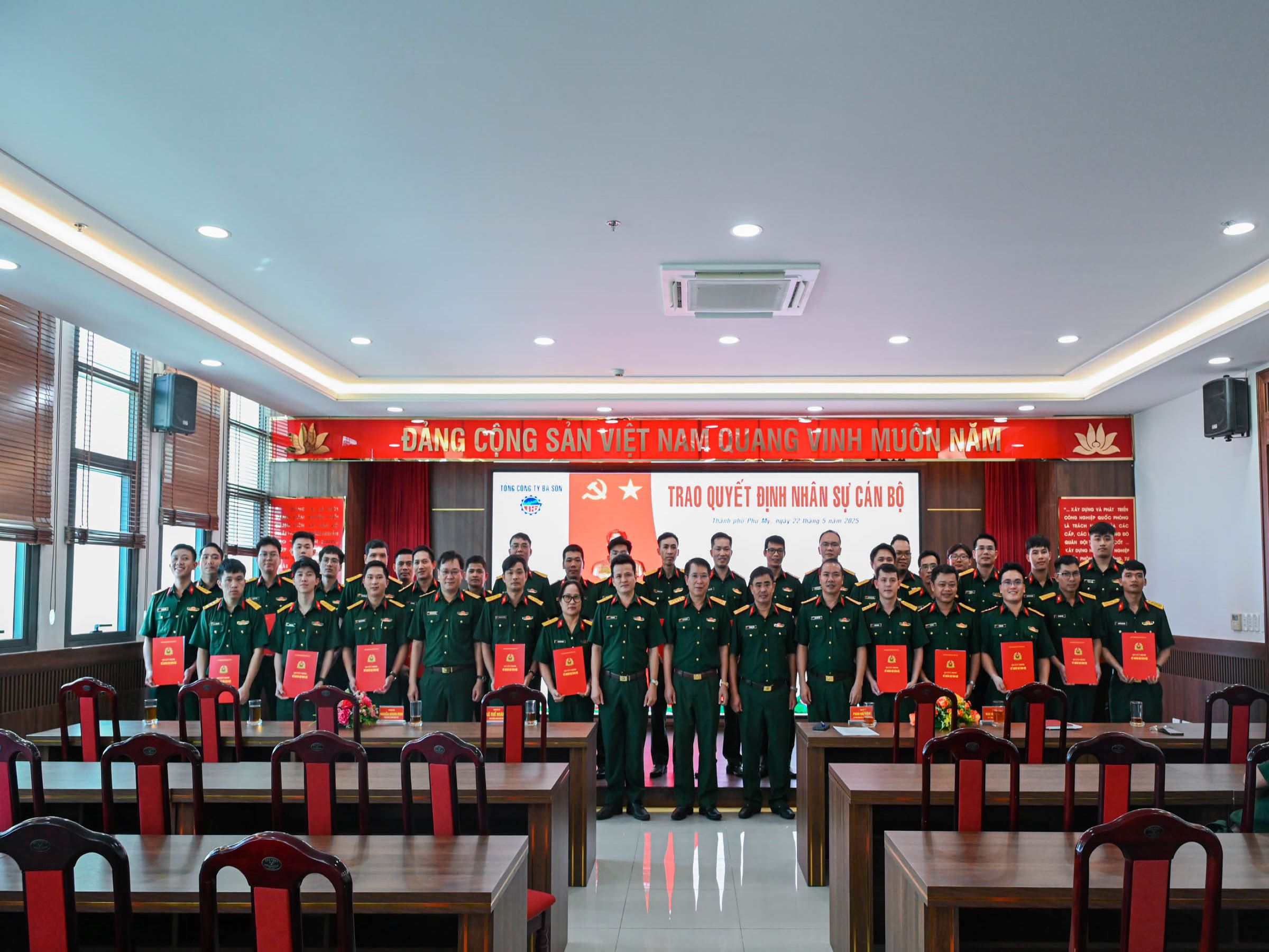 Tổng công ty Ba Son tổ chức trao quyết định phong, thăng quân hàm sĩ quan năm 2025