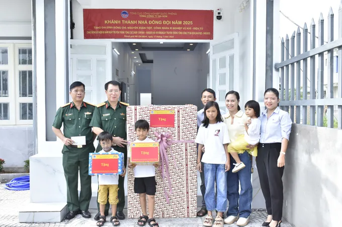 Tổng Công ty Ba Son tặng 